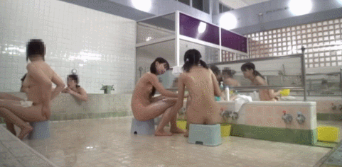 【GIF】女の子が男湯に紛れ込んだらこうなります。。ジジイの趣味がヤバいｗｗｗｗｗ・14枚目