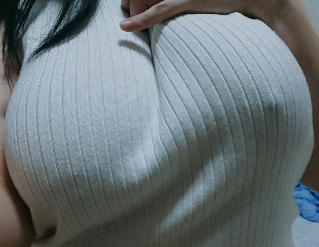 【神おっぱい】乳の存在感が半端じゃない女性たちのアピール方法がこれｗｗｗｗｗｗ・11枚目