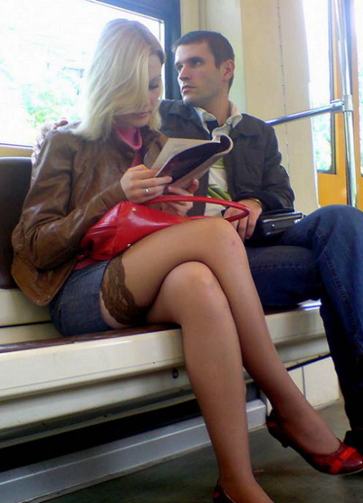 【盗撮】電車で「足組み」してる女の子を専門的に狙う奴の画像フォルダｗｗｗｗｗ・2枚目