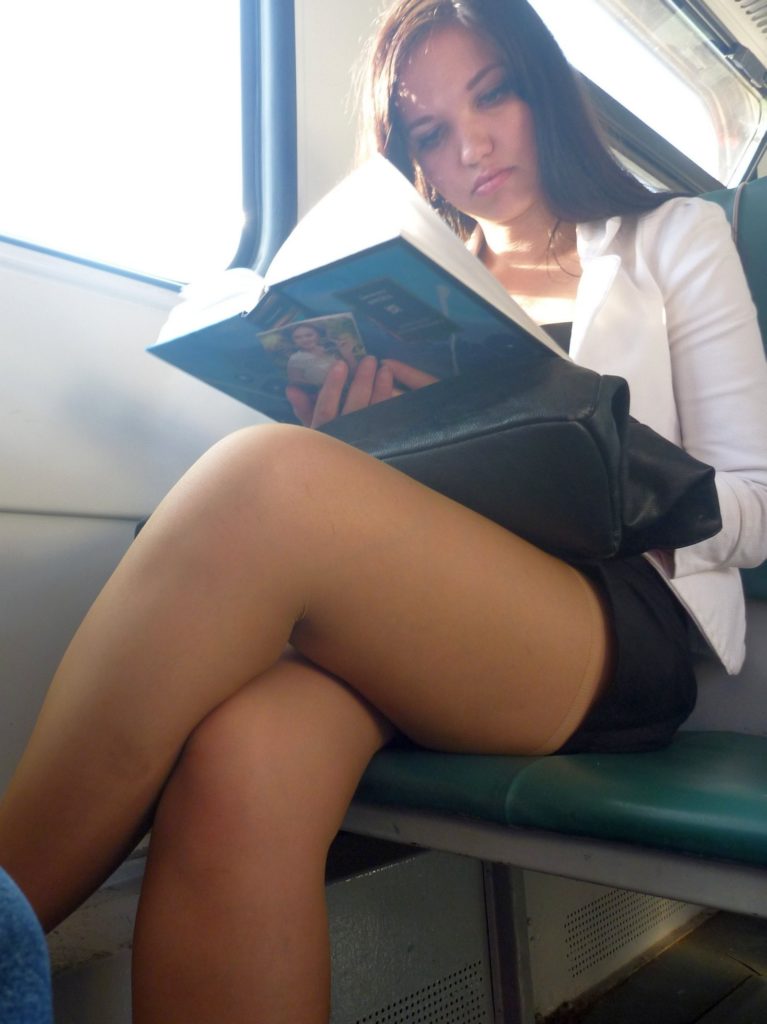 【盗撮】電車で「足組み」してる女の子を専門的に狙う奴の画像フォルダｗｗｗｗｗ・27枚目