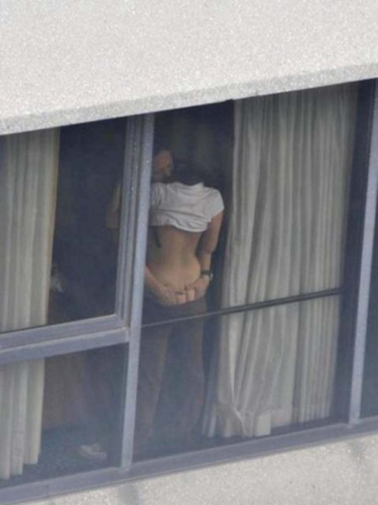 【盗撮】お向かいの家の窓際でセックスしてるカップル撮影したったｗｗｗｗｗ・6枚目
