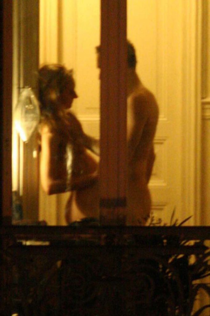 【盗撮】お向かいの家の窓際でセックスしてるカップル撮影したったｗｗｗｗｗ・8枚目
