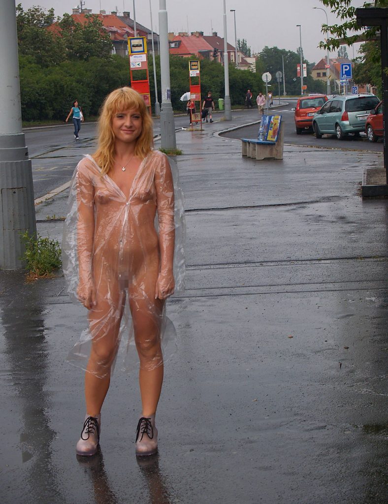 【露出狂】雨が降ると出没する全裸の女性たち。なんでや？？・13枚目