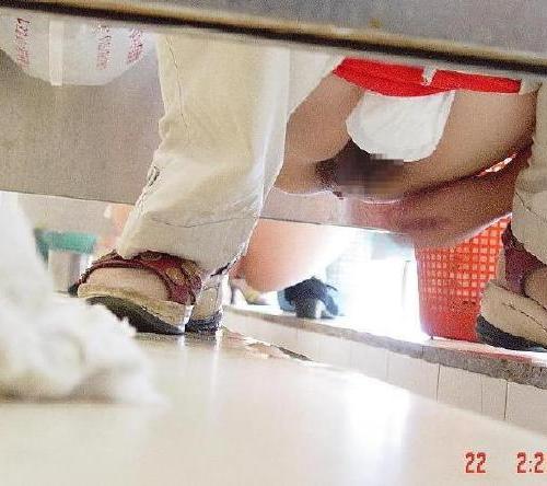 【エロ画像】中国の女子トイレ事情。まるまる見えｗｗｗｗｗｗｗｗ・21枚目