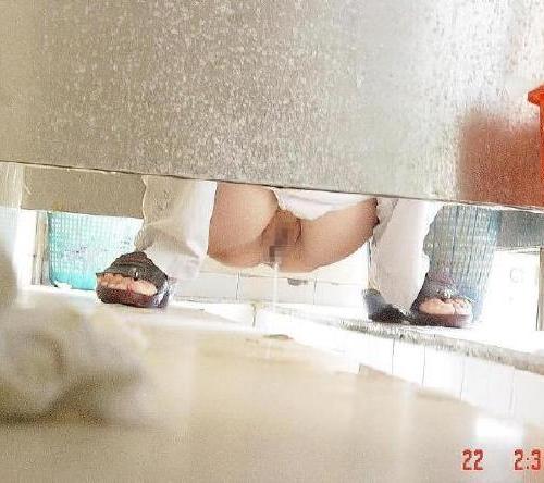 【エロ画像】中国の女子トイレ事情。まるまる見えｗｗｗｗｗｗｗｗ・2枚目