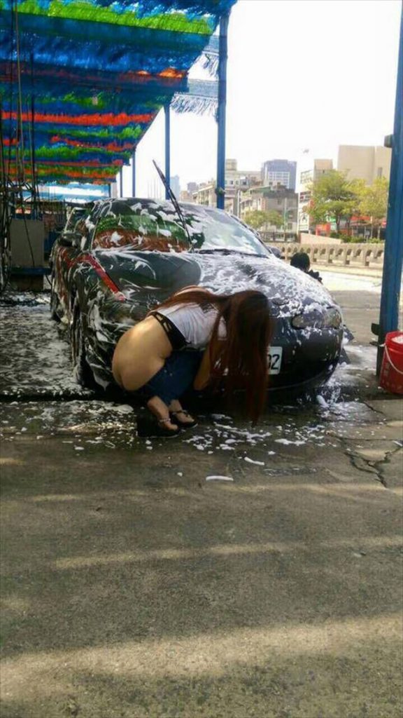 【エロ画像】身体で車を洗う「女体洗車」とかいうサービス。。・21枚目