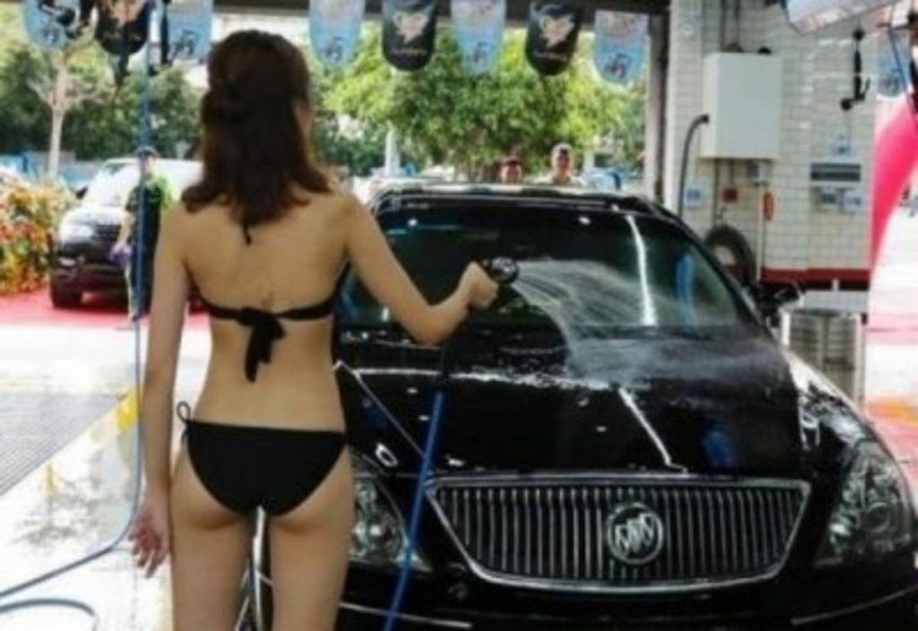 【エロ画像】身体で車を洗う「女体洗車」とかいうサービス。。・2枚目