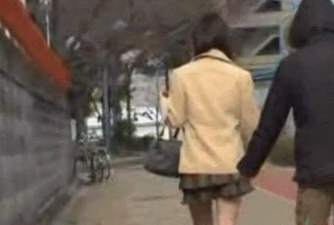 【エロGIF】街中でスカートを捲られる女の子たちの反応ｗｗｗｗｗｗｗ・17枚目
