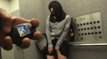 【エロGIF】リモコンバイブを装着して公共の場に放り出される女ｗｗｗｗｗｗ・12枚目