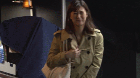 【エロGIF】リモコンバイブを装着して公共の場に放り出される女ｗｗｗｗｗｗ・15枚目