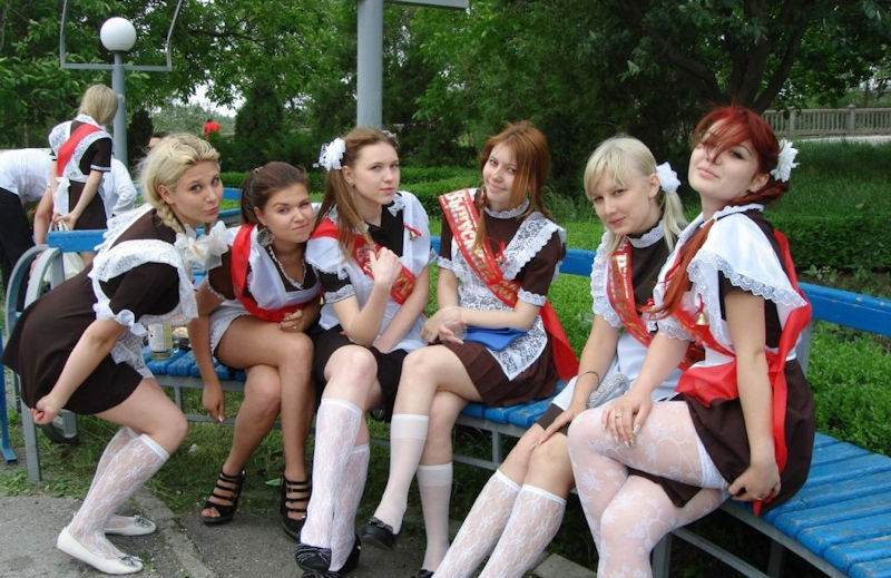 ロシアの卒業式で女の子たちが着る衣装がミニスカメイドはヤバすぎやろぉーｗｗｗｗｗ（エロ画像）・11枚目