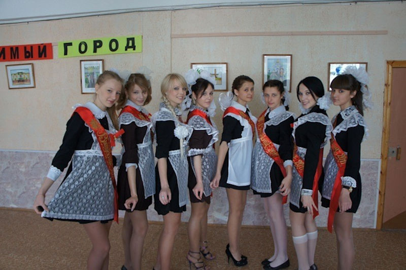 ロシアの卒業式で女の子たちが着る衣装がミニスカメイドはヤバすぎやろぉーｗｗｗｗｗ（エロ画像）・13枚目