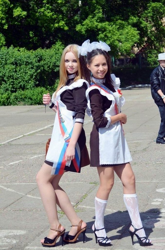 ロシアの卒業式で女の子たちが着る衣装がミニスカメイドはヤバすぎやろぉーｗｗｗｗｗ（エロ画像）・16枚目
