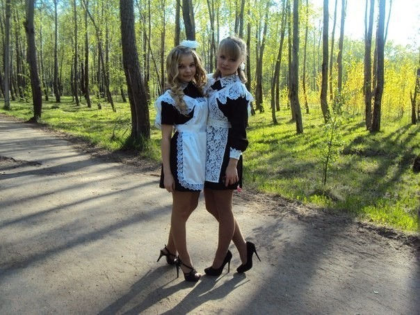 ロシアの卒業式で女の子たちが着る衣装がミニスカメイドはヤバすぎやろぉーｗｗｗｗｗ（エロ画像）・19枚目