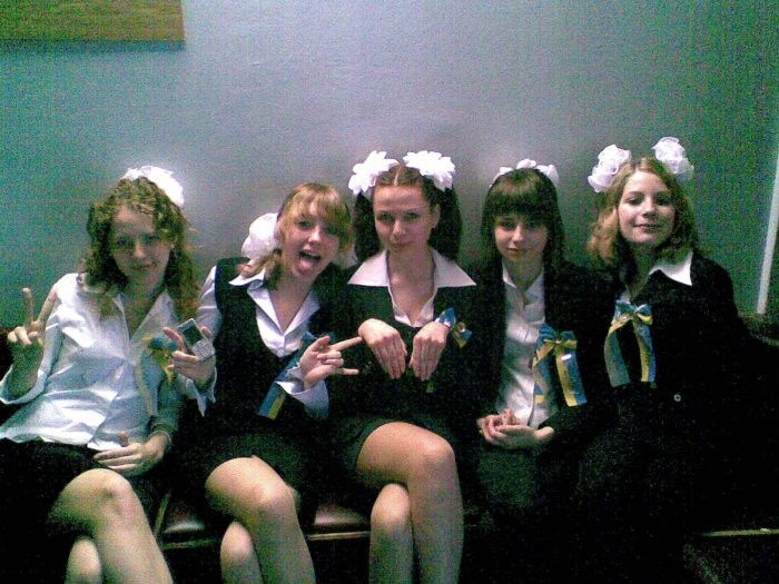 ロシアの卒業式で女の子たちが着る衣装がミニスカメイドはヤバすぎやろぉーｗｗｗｗｗ（エロ画像）・20枚目