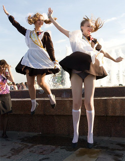 ロシアの卒業式で女の子たちが着る衣装がミニスカメイドはヤバすぎやろぉーｗｗｗｗｗ（エロ画像）・21枚目