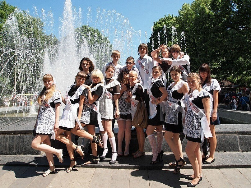 ロシアの卒業式で女の子たちが着る衣装がミニスカメイドはヤバすぎやろぉーｗｗｗｗｗ（エロ画像）・22枚目
