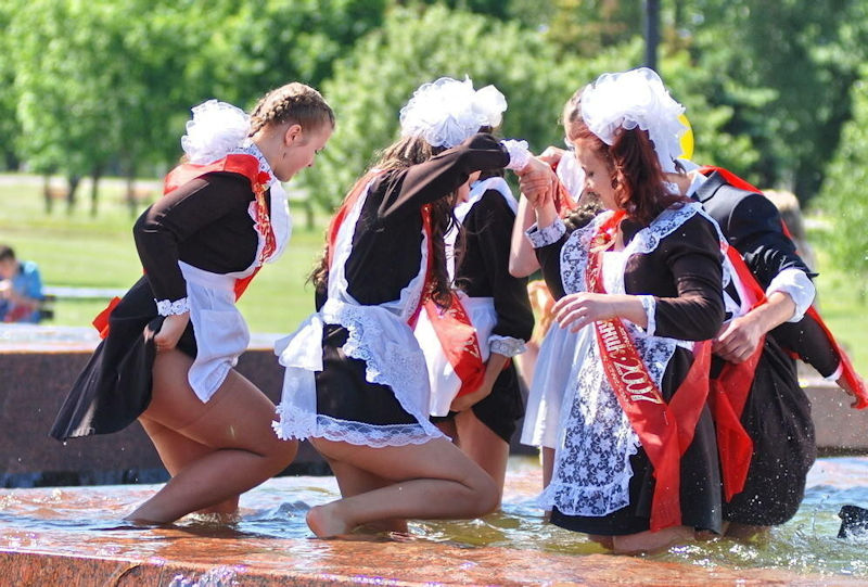 ロシアの卒業式で女の子たちが着る衣装がミニスカメイドはヤバすぎやろぉーｗｗｗｗｗ（エロ画像）・23枚目