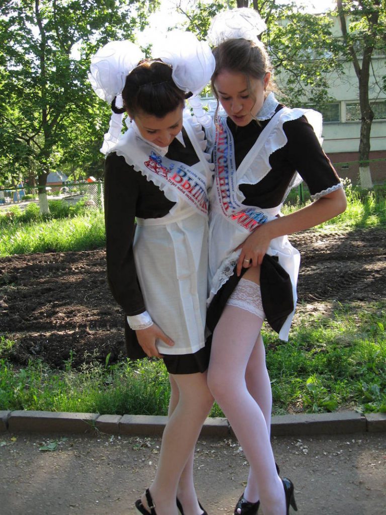 ロシアの卒業式で女の子たちが着る衣装がミニスカメイドはヤバすぎやろぉーｗｗｗｗｗ（エロ画像）・30枚目