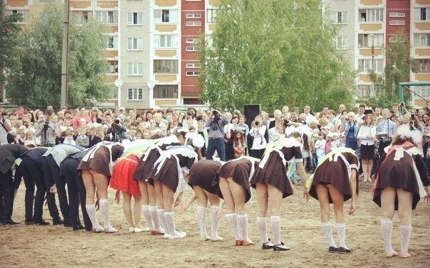 ロシアの卒業式で女の子たちが着る衣装がミニスカメイドはヤバすぎやろぉーｗｗｗｗｗ（エロ画像）・32枚目