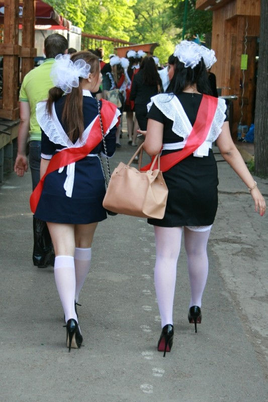ロシアの卒業式で女の子たちが着る衣装がミニスカメイドはヤバすぎやろぉーｗｗｗｗｗ（エロ画像）・8枚目