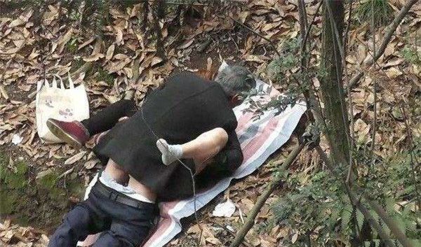 【エロ画像】中国の公園で平然と行われている売春の実態・・・・・10枚目