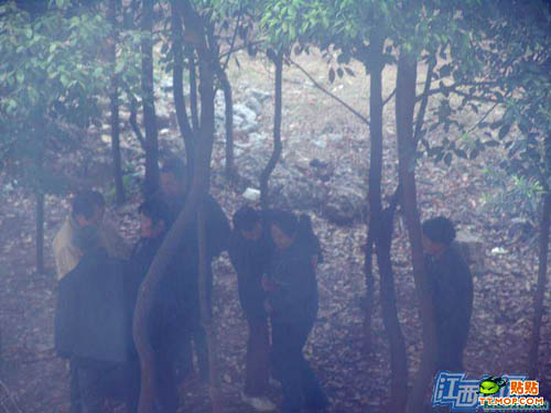 【エロ画像】中国の公園で平然と行われている売春の実態・・・・・12枚目