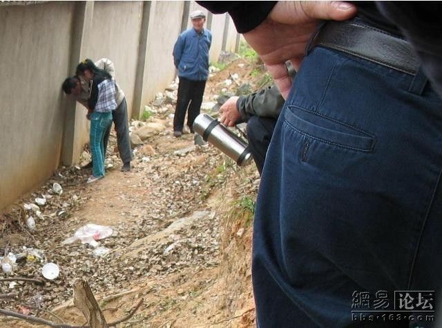 【エロ画像】中国の公園で平然と行われている売春の実態・・・・・16枚目