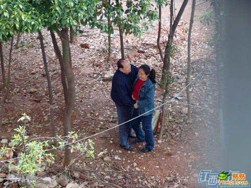 【エロ画像】中国の公園で平然と行われている売春の実態・・・・・2枚目
