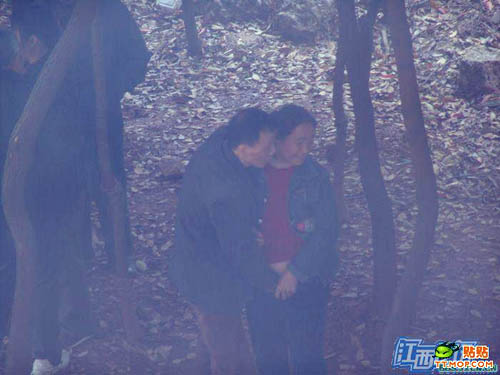 【エロ画像】中国の公園で平然と行われている売春の実態・・・・・6枚目