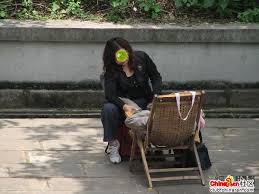 【エロ画像】中国の公園で平然と行われている売春の実態・・・・・7枚目