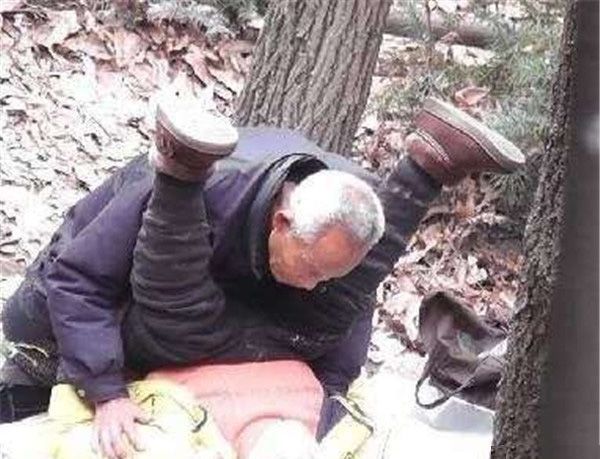 【エロ画像】中国の公園で平然と行われている売春の実態・・・・・9枚目