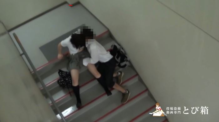 【カップル盗撮】高校生カップルさん、ハメる場所がなく学校の非常階段でイチャラブセックスするも晒されて人生終了・・・・・4枚目