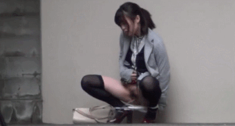 【野ション盗撮GIF】トイレまで我慢できずその辺でおしっこしてる女の子を盗撮した“野ション盗撮”のエロGIF・9枚目