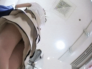 【逆さ撮りGIF】ショッピングセンターでスカートの中を逆さ撮りしてる盗撮エロGIF・1枚目