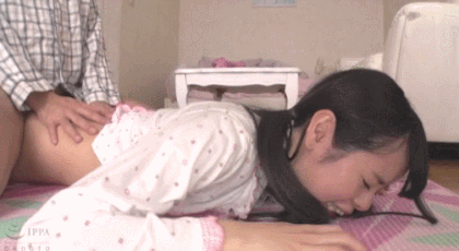 【寝バックGIF】幼い女の子をうつ伏せにして挿入してる寝バックエロGIF・24枚目