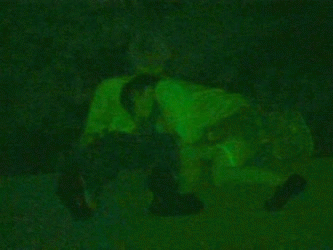 【赤外線盗撮GIF】暗闇に乗じてその辺の公園でハメるカップル、最新機器で盗撮されまくる・・・・・・5枚目