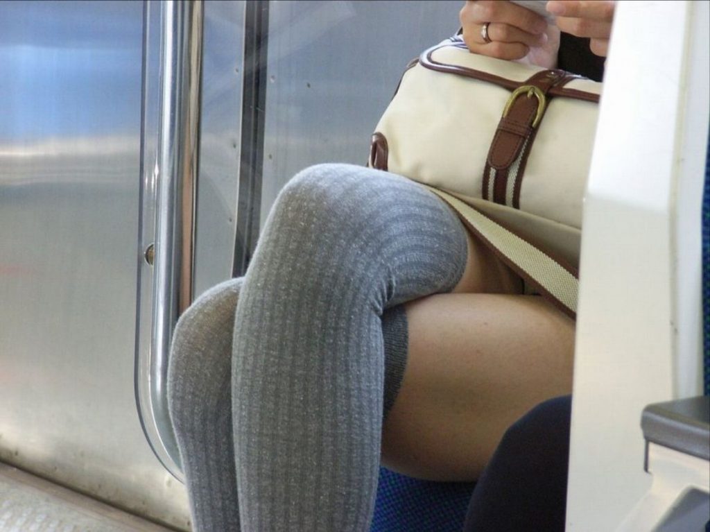 【パンチラ盗撮】電車内で対面座席の女の子のパンツを堂々と盗撮する強心臓ニキｗｗｗｗｗｗｗｗｗ・12枚目