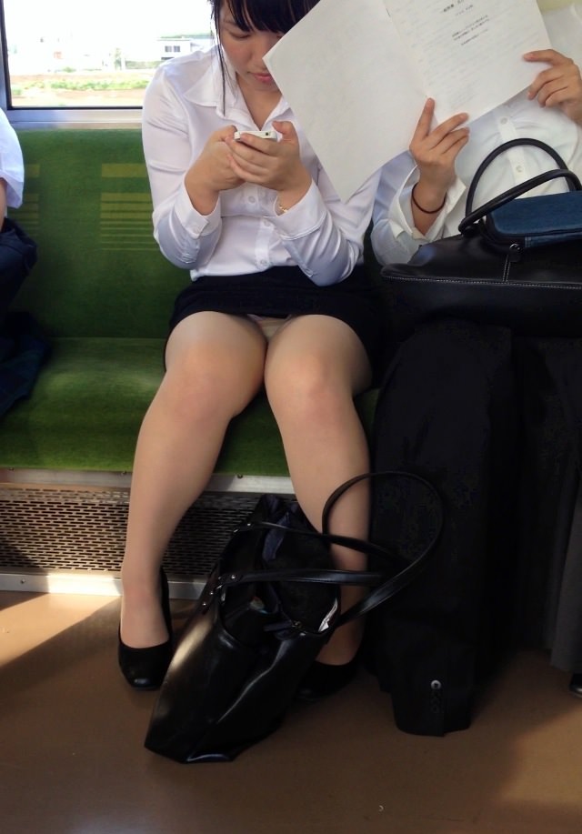 【パンチラ盗撮】電車内で対面座席の女の子のパンツを堂々と盗撮する強心臓ニキｗｗｗｗｗｗｗｗｗ・15枚目