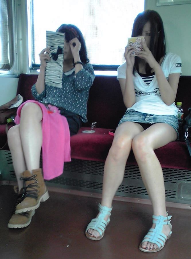 【パンチラ盗撮】電車内で対面座席の女の子のパンツを堂々と盗撮する強心臓ニキｗｗｗｗｗｗｗｗｗ・18枚目