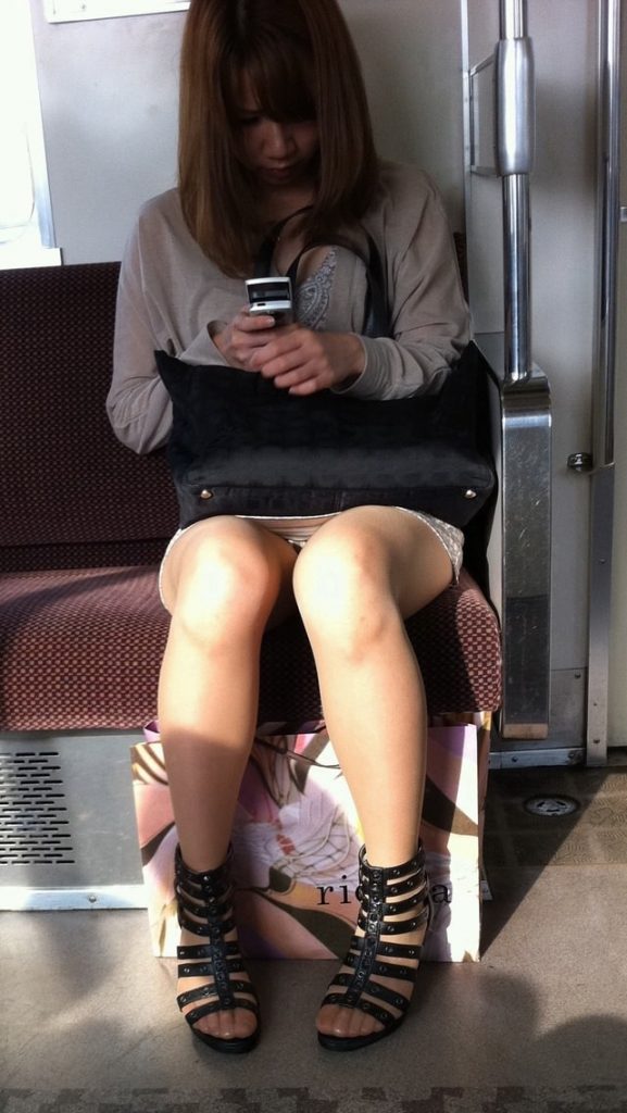 【パンチラ盗撮】電車内で対面座席の女の子のパンツを堂々と盗撮する強心臓ニキｗｗｗｗｗｗｗｗｗ・32枚目