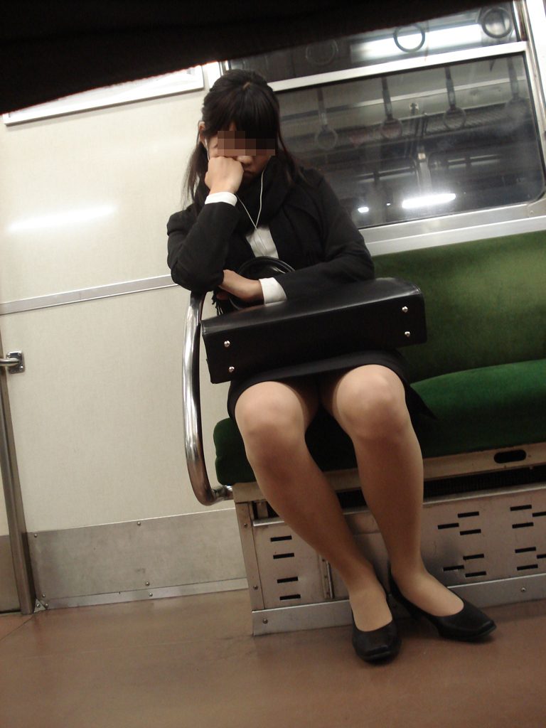 【パンチラ盗撮】電車内で対面座席の女の子のパンツを堂々と盗撮する強心臓ニキｗｗｗｗｗｗｗｗｗ・37枚目