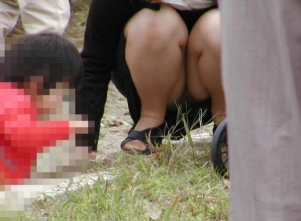 【街撮りパンチラ】子供連れの若いママさん、外でパンチラ盗撮されまくりで草ｗｗｗｗｗｗｗｗ・30枚目
