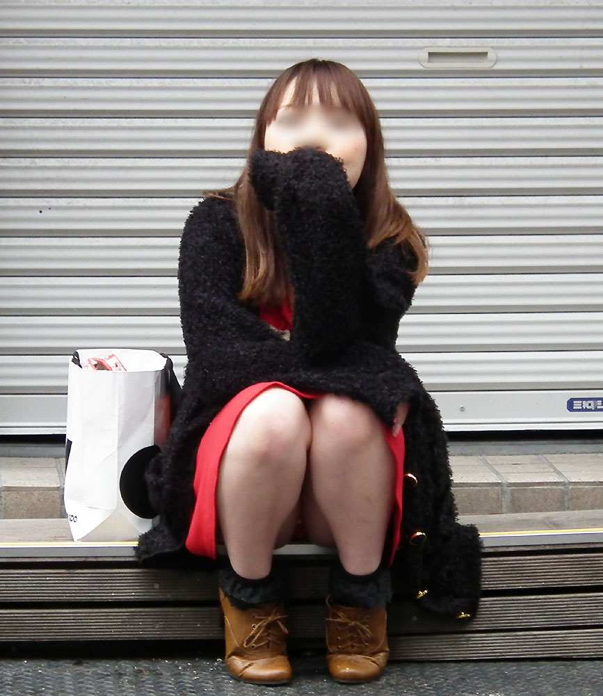 【GIF画像】街中で一般女性がガチの性的イタズラを決行するガイジ。これ逮捕やろｗｗｗｗｗｗｗｗ・35枚目