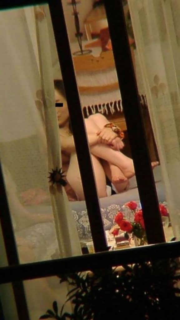 【民家盗撮GIF】部屋でカーテンも閉めずセックスしてたりオナニーしてたり、世界中にばら撒かれた民家盗撮エロGIF・88枚目
