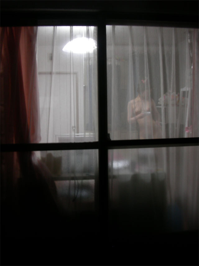 【民家盗撮GIF】部屋でカーテンも閉めずセックスしてたりオナニーしてたり、世界中にばら撒かれた民家盗撮エロGIF・122枚目