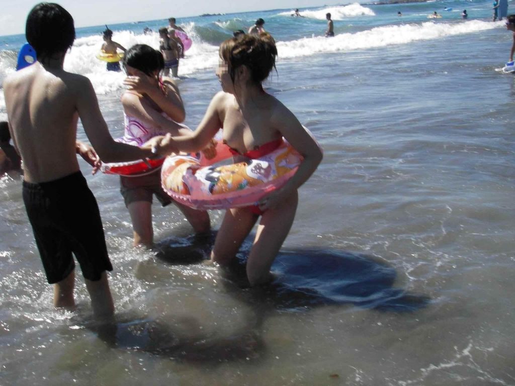 【ポロリ画像】夏のビーチでうっかりポロリ、しっかり盗撮されちゃってるエロ画像がコチラ！！・2枚目