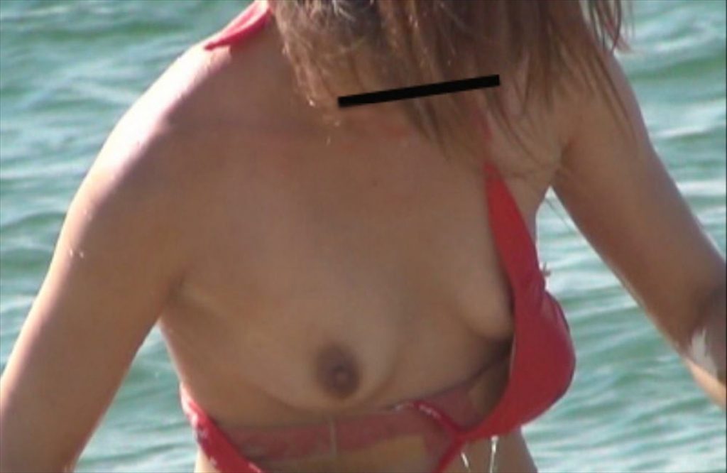 【ポロリ画像】夏のビーチでうっかりポロリ、しっかり盗撮されちゃってるエロ画像がコチラ！！・28枚目