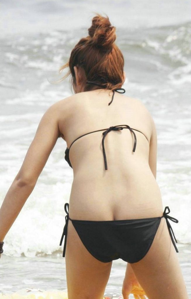 【ポロリ画像】夏のビーチでうっかりポロリ、しっかり盗撮されちゃってるエロ画像がコチラ！！・30枚目