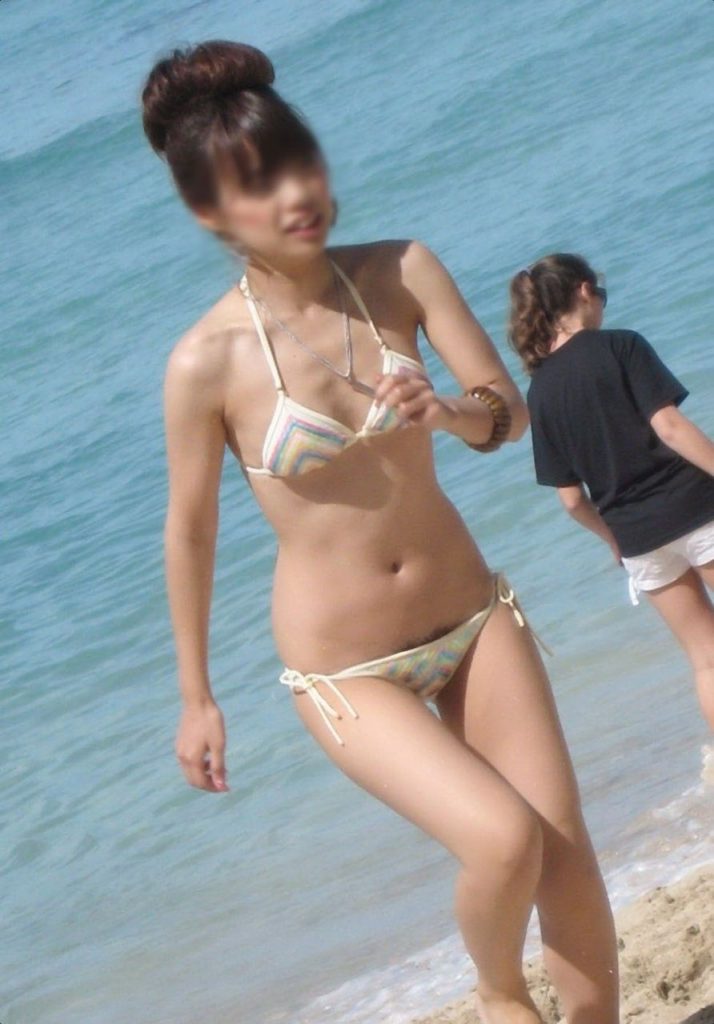 【ポロリ画像】夏のビーチでうっかりポロリ、しっかり盗撮されちゃってるエロ画像がコチラ！！・33枚目